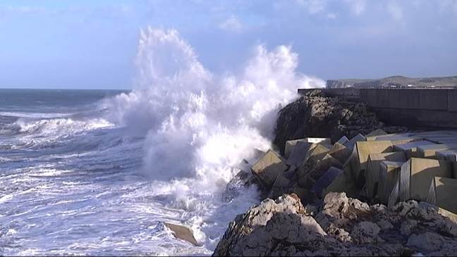 Olas en el puerto de Llanes