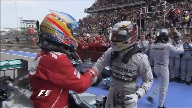 Fernando Alonso y Lewis Hamilton se saludan al término del GP de China 