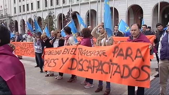 Protesta de leoneses y asturianos frente al Ministerio de Fomento