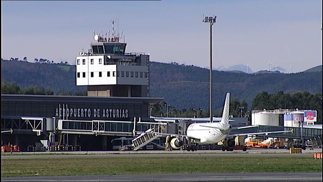 Un avión en el Aeropuerto de Asturias