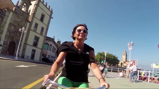 Carmen Moriyón promocionando el uso de la bicicleta en la villa mediante un vídeo en YouTube 