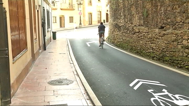 Carril bici en la calle Paraíso de Oviedo