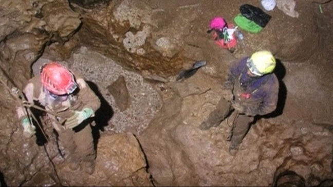 Espeleólogos en las labores de rescate en una cueva de Perú