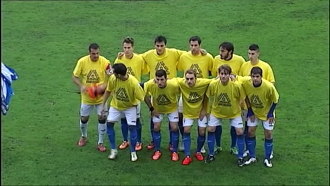 Jugadores Real Oviedo con las camisetas contra el cierre de Alcoa