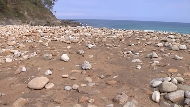 Los vecinos de Argüeru denuncian el estado de abandono de la playa Merón