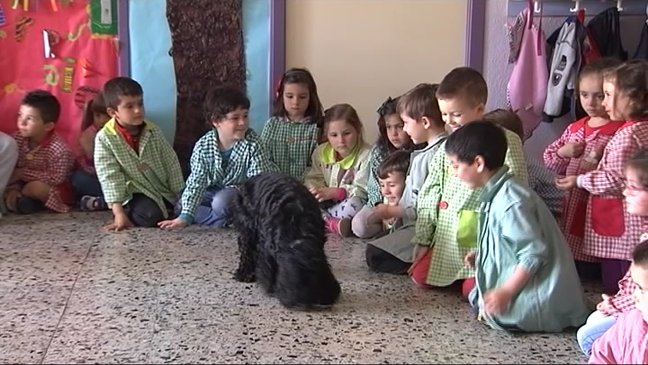 La perra 'Lola' con los escolares de El Bosquín