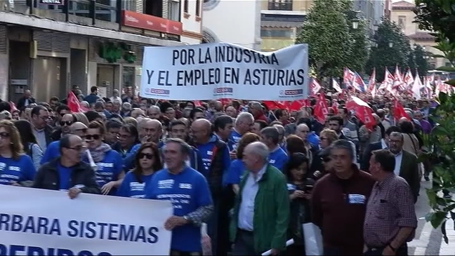 Cientos de personas exigen en Oviedo la readmisión de despedidos en Trubia