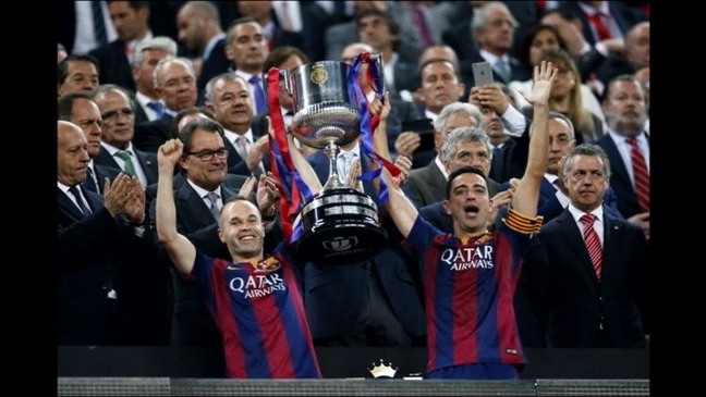 Xavi e Iniesta levantan la Copa del Rey conseguida ante el Athletic