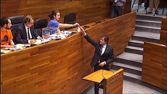 Votación de JAvier Fernández para la composición de la Mesa de la Junta 