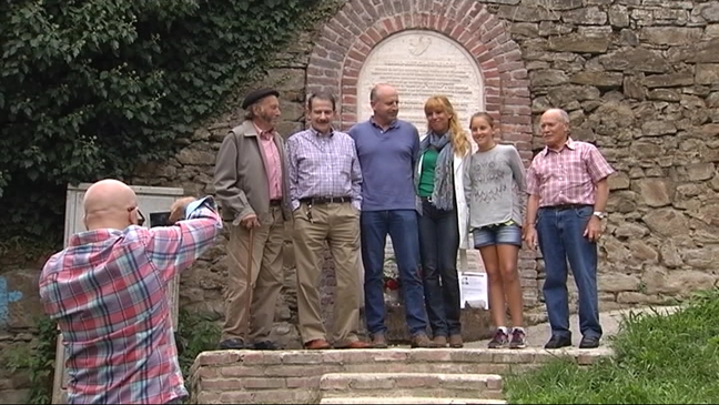 La familia del guerrillero Antonio el Maqui visita el lugar donde está enterrado