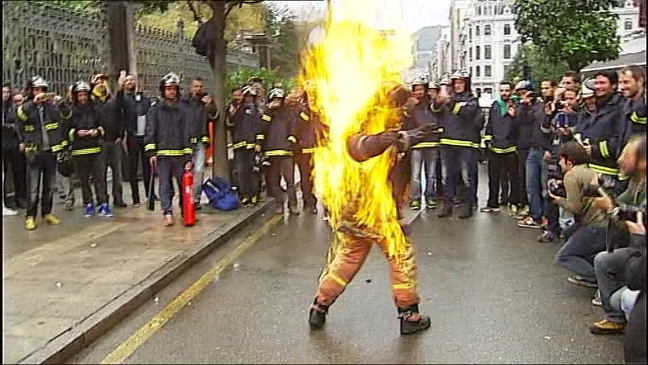 Un bombero se quema a lo bonzo en señal de protesta