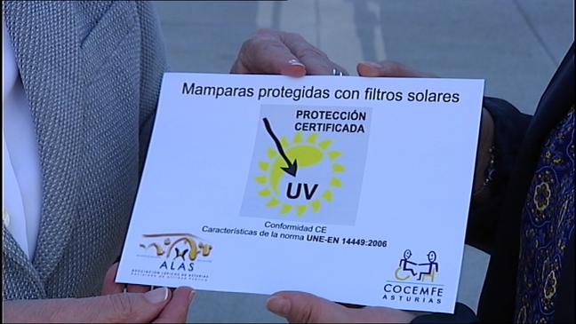 Pegatina que muestra que una mampara está protegida con filtros solares