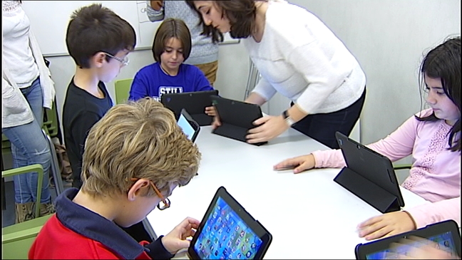 Niños trabajando con sus tabletas