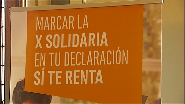 Cartel de la declaración de la renta invitando a marcar la x solidaria