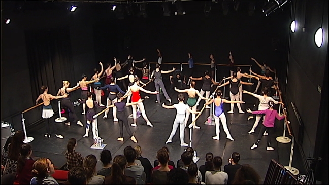  Estudiantes de danza participan en una clase magistral con el bailarín Igor Yebra