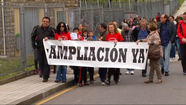  Manifestación de padres y alumnos de los colegios de Roces