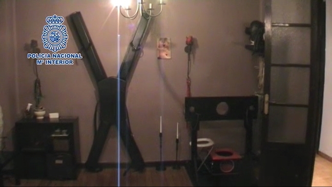 Instrumentos destinados al sadomasoquismo encontrados en el piso registrado por la Policía Nacional