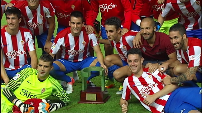 El Sporting con el Trofeo Villa de Gijón