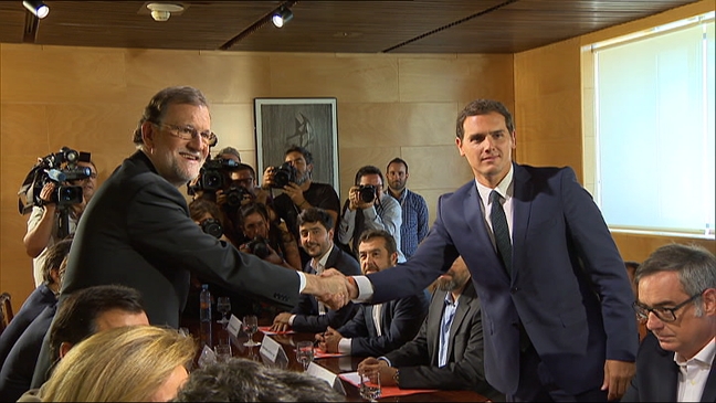 Rajoy y Rivera se estrechan la manos tras alcanzar un acuerdo de investidura