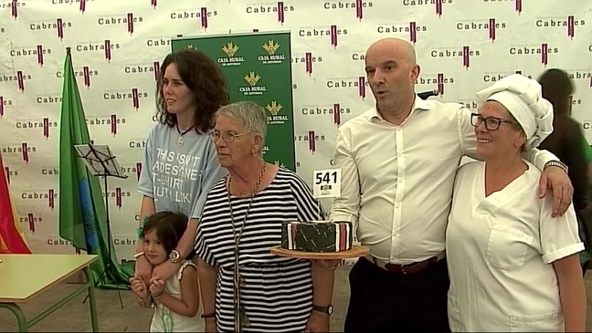 El ganador de la pieza posa con los propietarios de la queserái Vega de Tordín