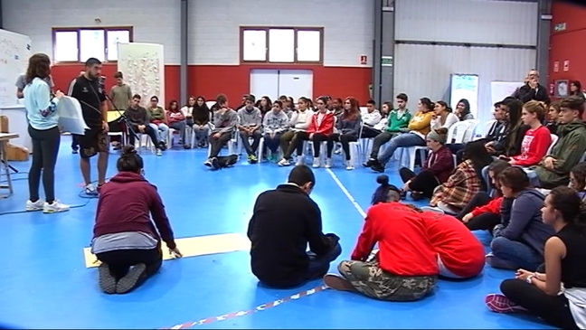 Jóvenes participantes en el encuentro de Navia