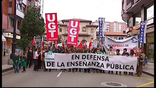 Manifestación en contra de las reválidas de la ESO y Bachillerato por las calles de Oviedo