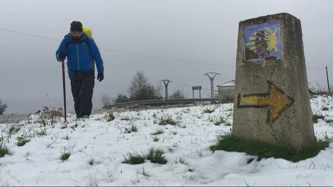 Un peregrino haciendo el Camino en invierno 