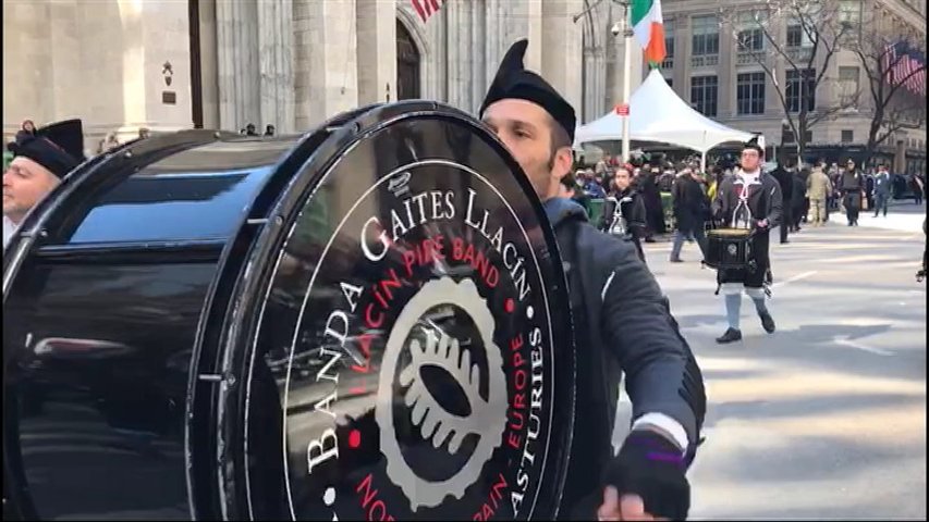Banda de Gaitas Llacín de Llanes en el desfile de San Patricio en Nueva York