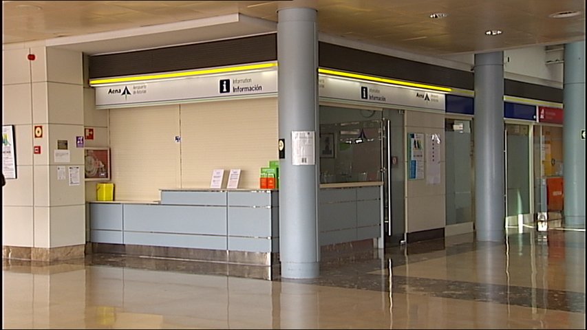 Oficina de información del aeropuerto de Asturias cerrada