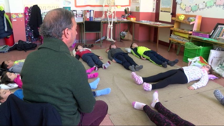  Alumnos de Castrillón meditan en clase