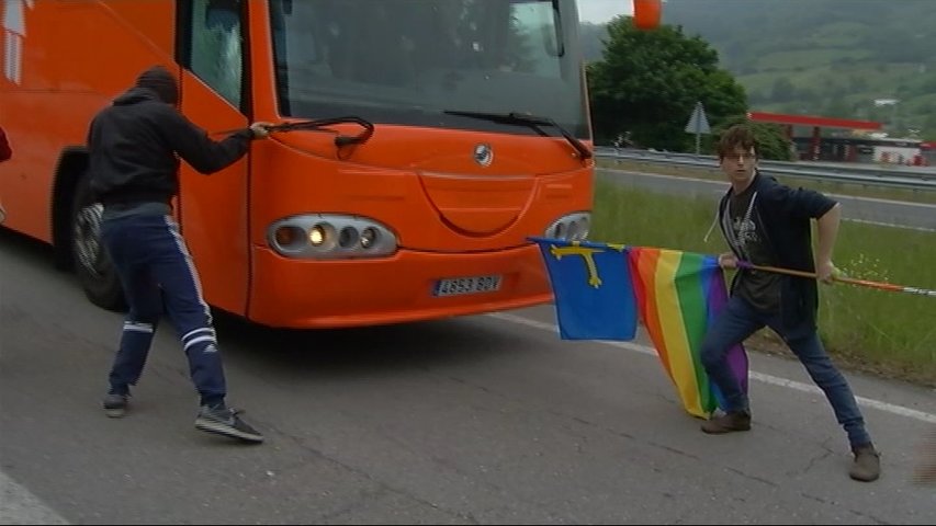 Un encapuchado arranca un limpiaparabrisas del autobús de Hazte Oír