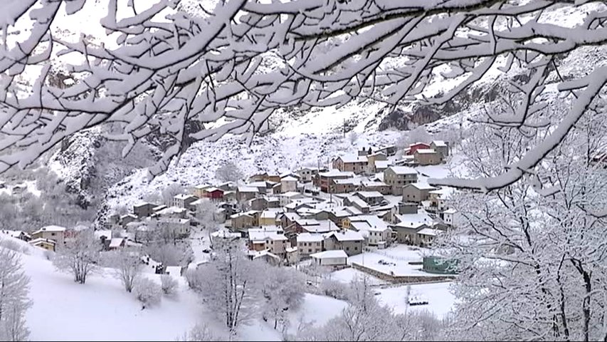 Paisaje nevado de un pueblo de Asturias