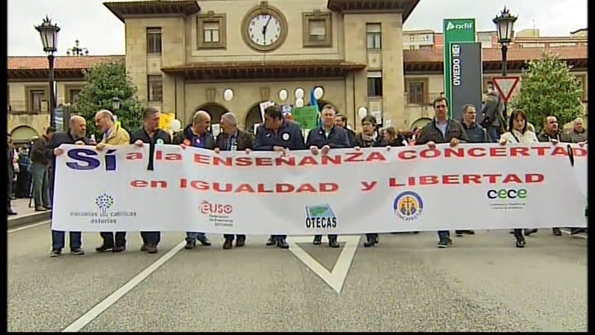 Manifestación en Oviedo contra los recortes en la concertada