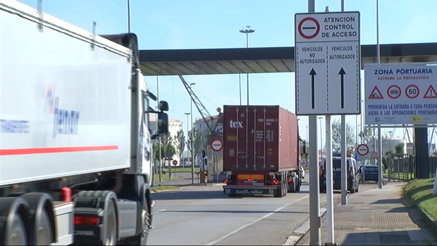 Camiones dirigiéndose al puerto de El Musel