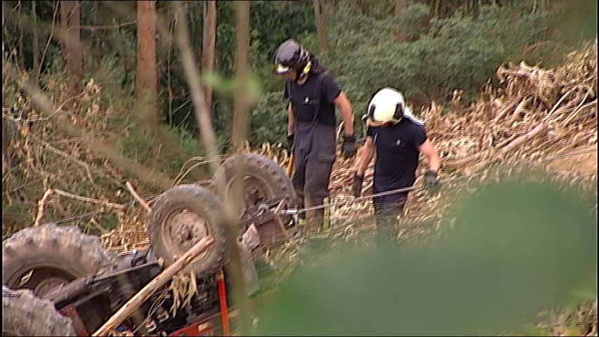 Bomberos trabajando en el lugar del accidente del tractor en Oles