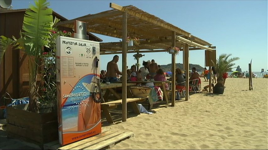 Cinco playas de la Costa Brava instalan un dispensador automático de crema solar