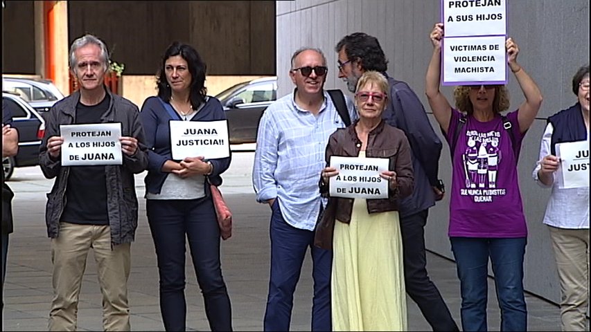 Participantes muestran su apoyo a Juana Rivas