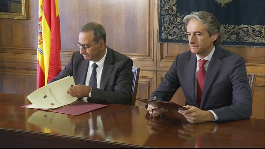 El ministro de Fomento, Iñigo de la Serna, junto al consejero de Infraestructuras, Fernando Lastra
