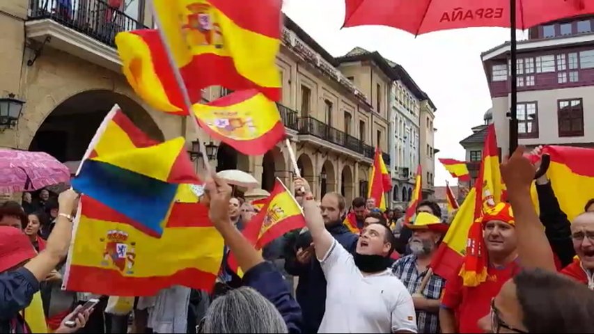 Miles de personas se concentran ante ayuntamientos de toda España contra el 1-O