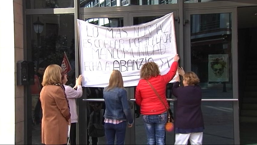 Protesta de las trabajadoras a las puertas del colegio