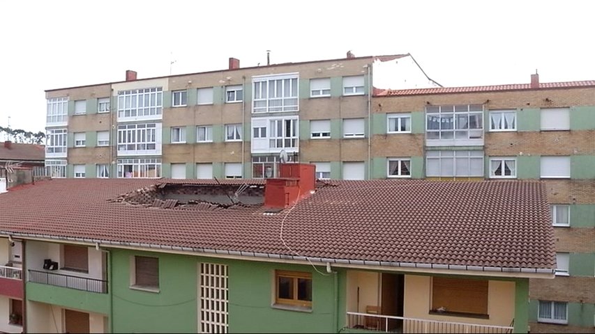 Derrumbe de parte de un tejado en un bloque de viviendas de Candás