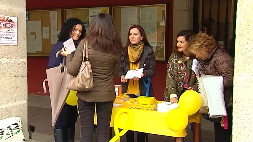Mujeres participan en el Día de la Endometriosis