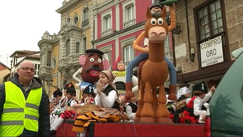 Gran desfile en las fiestas de El Bollo de Avilés