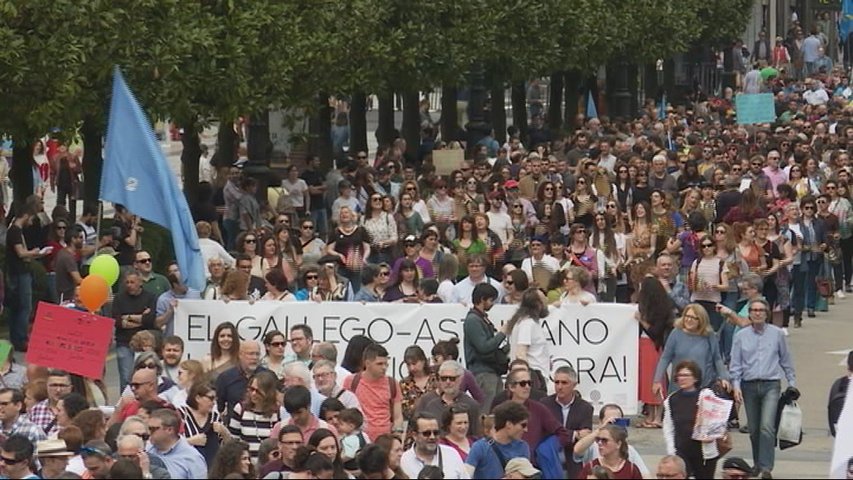 El reconocimiento oficial del asturiano moviliza a miles de personas en Oviedo 