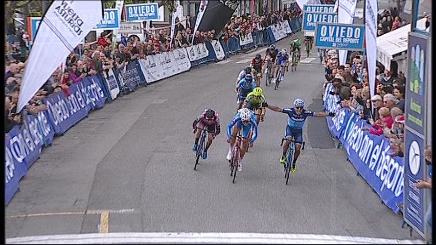 Strakhov gana en la meta a Caicedo en la primera etapa de la Vuelta a Asturias
