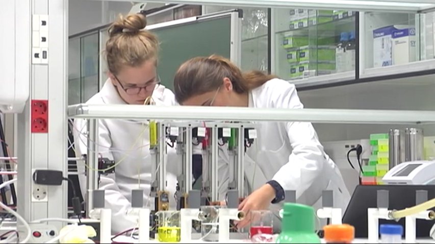 Ingenieras Biomédicas en un laboratorio 