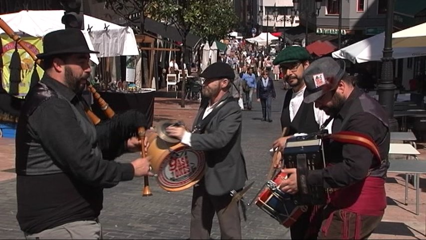 Músicos de la época animan el mercado medieval de Gascona