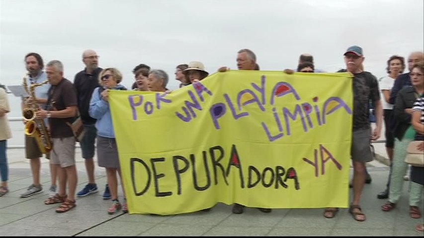  Usuarios de la playa de San Lorenzo protagonizan una manifestación en la Escalerona 