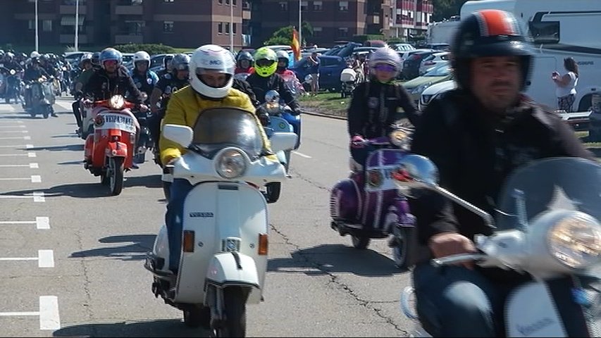 Un centenar de vespas y lambrettas recorren la costa asturiana