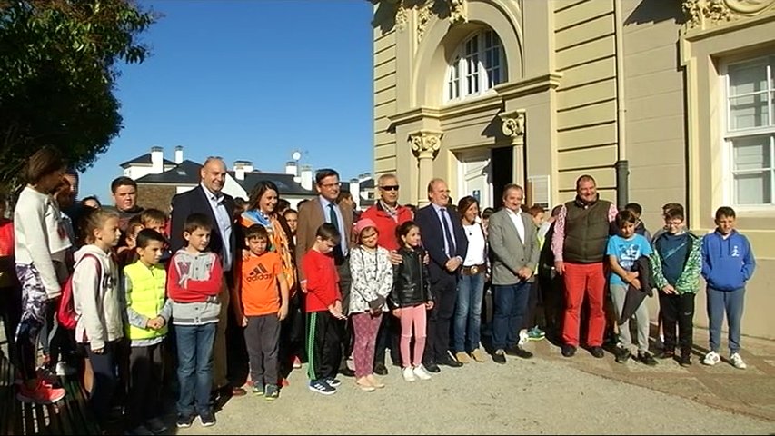 Alumnos de Castropol posan con representantes de la mesa de la Cámara